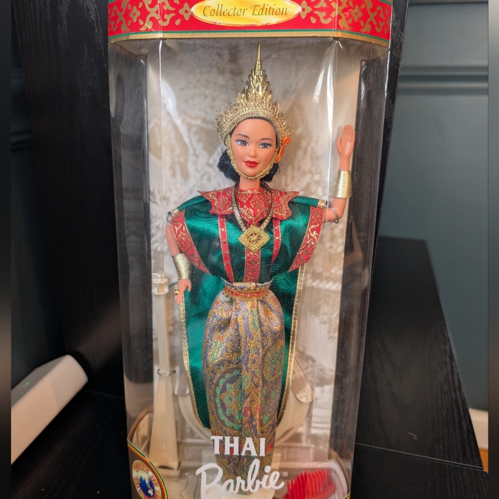 NIOB Vintage 1997 Mattel Thai Barbie Collectors Edition Doll Authentic 1990s